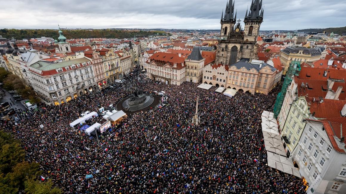 Hàng Ngàn Người Biểu Tình Tại Prague Phản Đối Kế Hoạch Cải Tổ Tài Trợ Truyền Thông Công
