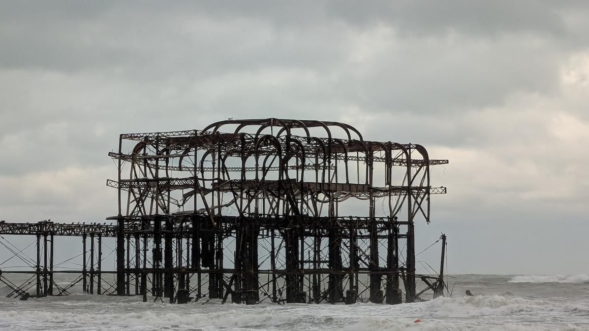 Một phần Cầu tàu Brighton nổi tiếng sụp đổ khi bão Đại Tây Dương quét qua Anh