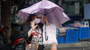 Bão Champi Giết 1 Người và Làm 350 Bị Thương Ở Đài Loan Qua Đêm, Cơn Bão Yếu Đi