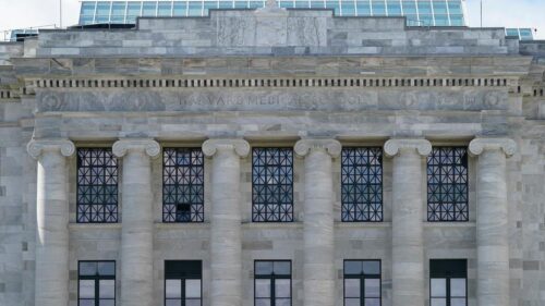 Hai thanh niên Mỹ tránh án tù sau vụ nổ pháo hoa tại tòa nhà Đại học Harvard