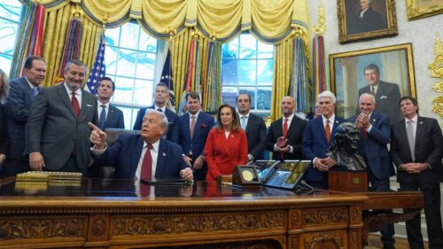 Nhóm Môi Trường kiện Chính Quyền Trump vì nới lỏng quy định về tiết kiệm nhiên liệu xe hơi