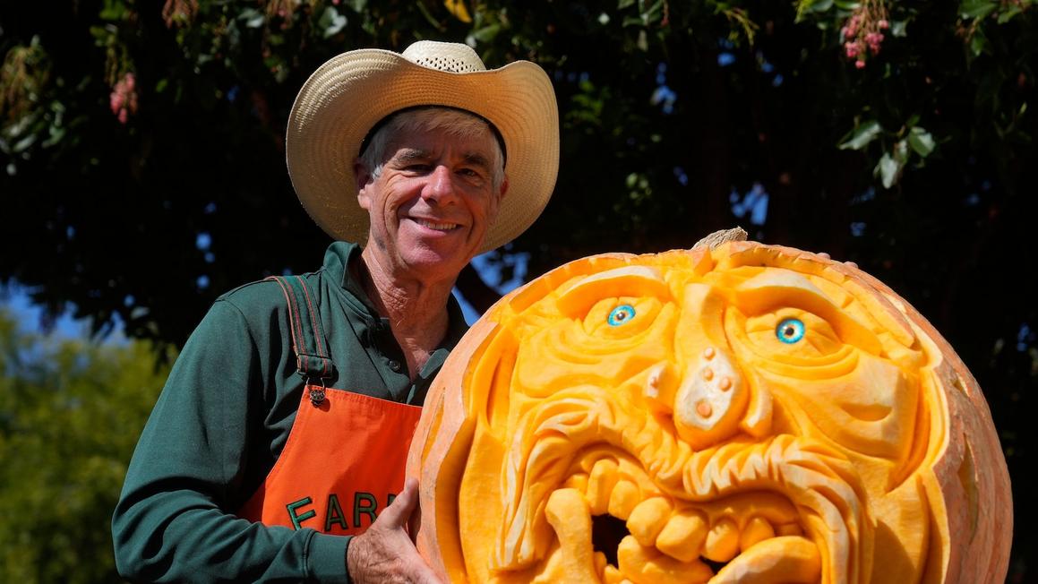 Nghệ sĩ điêu khắc bí ngô biến truyền thống Halloween thêm phần sáng tạo