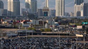Máy bay riêng trượt khỏi đường băng, đâm vào hàng rào tại sân bay Las Vegas