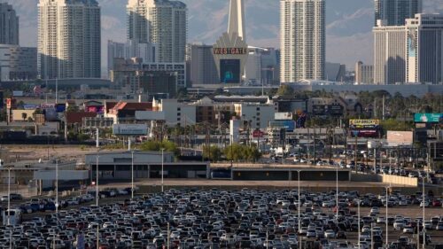 Máy bay riêng trượt khỏi đường băng, đâm vào hàng rào tại sân bay Las Vegas