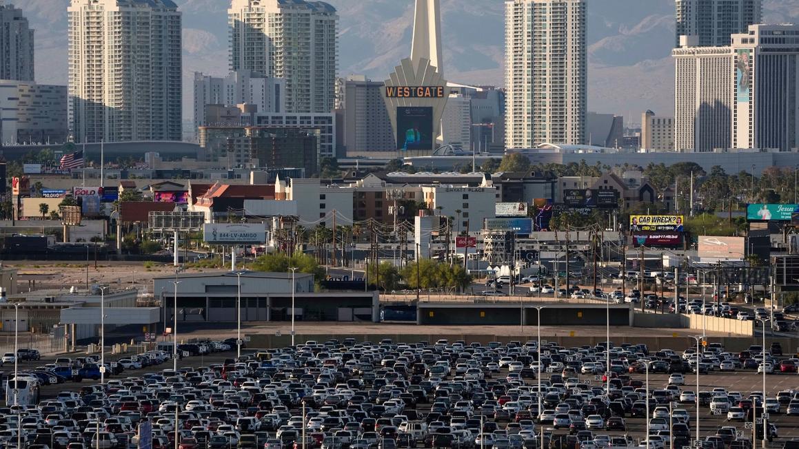 Máy bay riêng trượt khỏi đường băng, đâm vào hàng rào tại sân bay Las Vegas