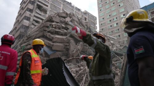 Tìm thấy một người sống sót sau vụ sập nhà ở Kenya, nhiều người vẫn mất tích