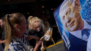 Saudi Arabia Báo Động, Cựu Tùy Viên Ra Tòa Vụ Netanyahu, và Các Diễn Biến Khác ở Trung Đông