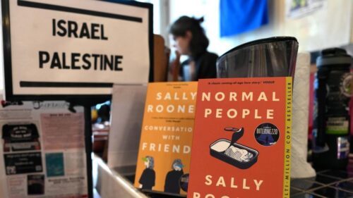 Tiểu thuyết gia Sally Rooney rút sách khỏi thị trường Anh vì ủng hộ Palestine