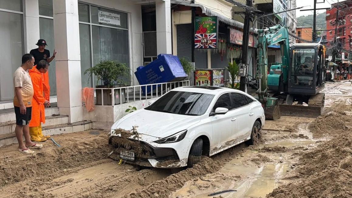 Mưa lũ quét nhấn chìm nhiều khu vực ở đảo Phuket của Thái Lan sau mưa lớn
