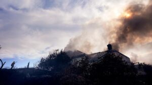 Cháy rừng Nam California: 6 căn nhà bị thiêu rụi, 16.000 người sơ tán