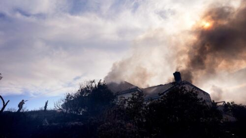 Cháy rừng Nam California: 6 căn nhà bị thiêu rụi, 16.000 người sơ tán