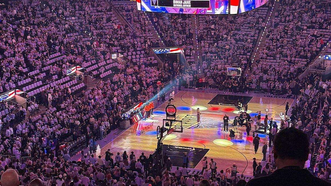Người hâm mộ WNBA sẵn sàng cho Game 6 chung kết vào lúc sớm