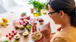 Các loại thực phẩm tốt nhất để giảm mỡ bụng nguy hiểm và bảo vệ sức khỏe tim mạch